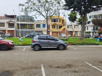 Casa · 230m² · 7 Dormitorios · 2 Estacionamientos · Venta Casa Frente a Parque San Miguel