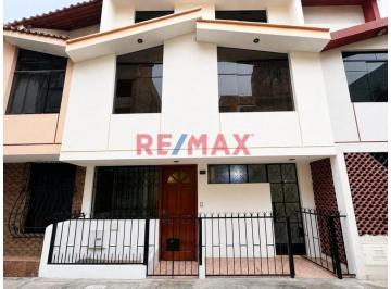 Casa de 5 habitaciones, Lima · ¡Ubicación Que Marca La Diferencia! Casa en Urb Jardines Cerca del Mall Aventura y Estación Pirámide