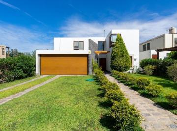 Casa · 300m² · 3 Dormitorios · 1 Estacionamiento · Vendo Linda Casa en Condominio Viñas del Sur, Chincha Baja, Chincha