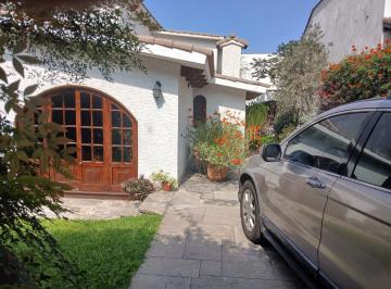 Casa · 172m² · 3 Dormitorios · 2 Estacionamientos · Venta Casa Frente a Parque Param 4 Pisos Las Gardenias Surco