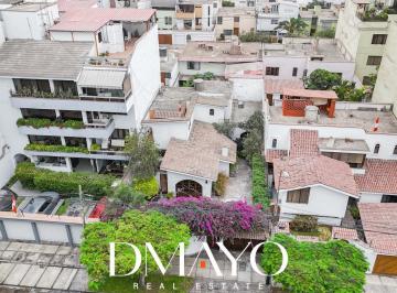 Casa · 172m² · 3 Dormitorios · 2 Estacionamientos · Venta Casa Frente a Parque Param 4 Pisos Las Gardenias Surco