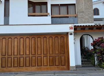 Casa · 250m² · 6 Dormitorios · 2 Estacionamientos · Se Vende Casa en Santa Patricia La Molina Calle Montevideo