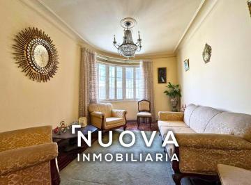 Casa · 225m² · 4 Dormitorios · 2 Estacionamientos · Se Vende Casa de 225 m² en Miraflores