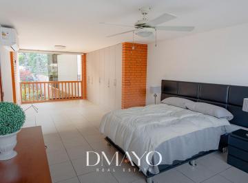 Casa · 350m² · 3 Dormitorios · 4 Estacionamientos · Venta de Casa 560 m² con Piscina, Jardín Área de Parrilla en Rinconada del Lago
