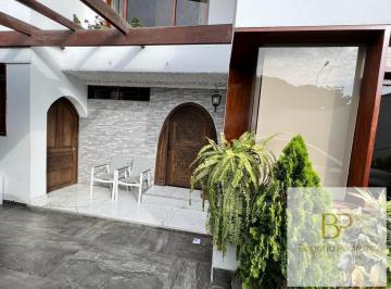 Casa · 347m² · 4 Dormitorios · 4 Estacionamientos · Venta de Linda Casa en Chama Surco