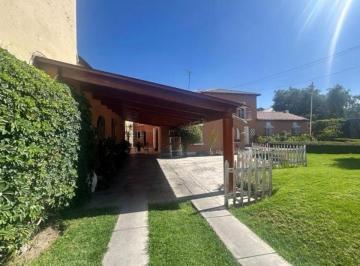 Casa de 4 habitaciones, Arequipa · Vendo Casa de 1849 m² en Av Parra