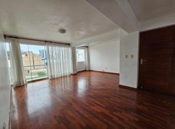 Departamento en Venta de 2 habitaciones Miraflores · Céntrico Dpto con Vista a La Calle y Balcones en Miraflores