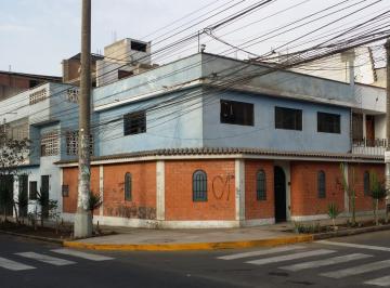 Casa · 240m² · 2 Estacionamientos · Casa en Los Olivos