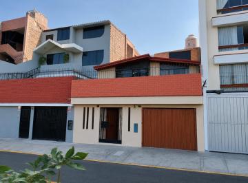 Casa · 274m² · 7 Dormitorios · 1 Estacionamiento · Casa en Venta en San Miguel – 7 Dorm., Cochera y Cerca de La Pucp