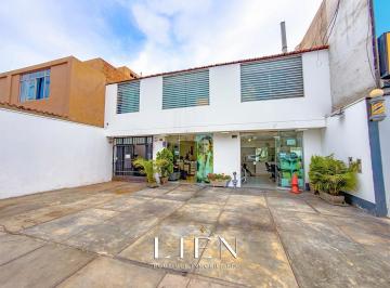 Terreno / Lote · 250m² · 4 Dormitorios · 1 Estacionamiento · Venta de Casa Como Terreno