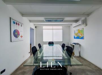 Casa · 250m² · 4 Dormitorios · 1 Estacionamiento · Venta de Casa Como Terreno