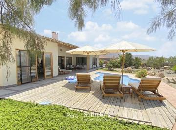 Casa · 292m² · 4 Dormitorios · 2 Estacionamientos · Hermosa y Amplia Casa en Primera Fila con Salida Directa a Playa El Ñuro