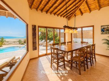 Casa · 292m² · 4 Dormitorios · 3 Estacionamientos · Hermosa y Amplia Casa en Primera Fila con Salida Directa a Playa El Ñuro