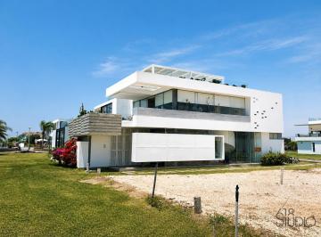 Casa · 340m² · 4 Dormitorios · 2 Estacionamientos · Casa de Playa en Las Arenas, Asia