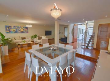 Casa · 429m² · 6 Dormitorios · 4 Estacionamientos · Venta de Casa Moderna de Tres Pisos con Jardín y Piscina con 5 Dorm. y 3 Cocheras Urb Privada