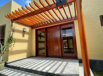 Casa de 3 habitaciones, Arequipa · Casa con Piscina Temperdada y Rodeada de Jardines en Challapampa