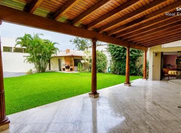 Casa · 556m² · 5 Dormitorios · 2 Estacionamientos · Venta de Casa con Piscina en Chacarilla del Estanque