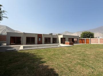 Casa · 235m² · 4 Dormitorios · 6 Estacionamientos · Casa a La Venta en Cieneguilla