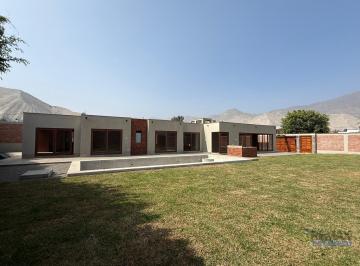 Casa · 235m² · 4 Dormitorios · 6 Estacionamientos · Casa a La Venta en Cieneguilla
