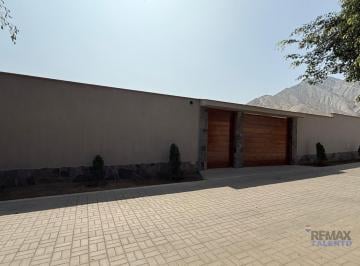 Casa · 235m² · 4 Dormitorios · 6 Estacionamientos · Casa a La Venta en Cieneguilla