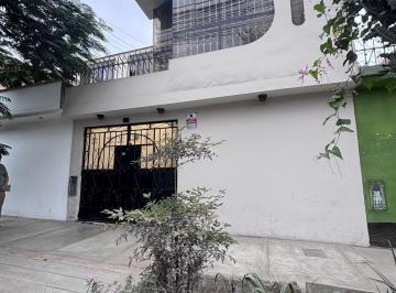Casa · 271m² · 6 Dormitorios · 1 Estacionamiento · Casa 3 Pisos - Venta - Ate – Frente a Parque | Amplia, Iluminada y Excelente Ubicación