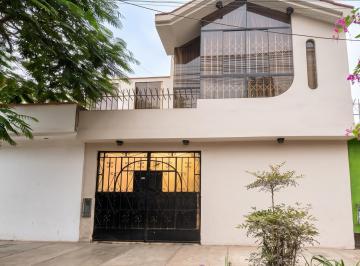 Casa · 271m² · 6 Dormitorios · 1 Estacionamiento · Casa 3 Pisos - Venta - Ate – Frente a Parque | Amplia, Iluminada y Excelente Ubicación