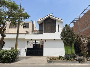 Casa · 271m² · 6 Dormitorios · 2 Estacionamientos · Casa 3 Pisos - Venta - Ate – Frente a Parque | Amplia, Iluminada y Excelente Ubicación