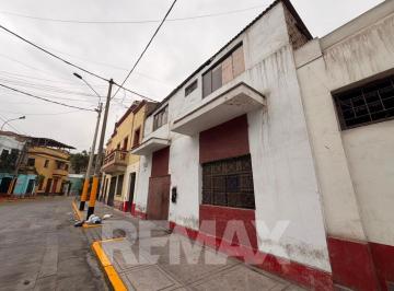 Casa · 135m² · 7 Dormitorios · 1 Estacionamiento · Venta de Casa Como Terreno Breña