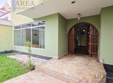 Casa · 300m² · 8 Dormitorios · 1 Estacionamiento · Casa de 2 Pisos y Azotea | Jardín Delantero | 8 Dorm.