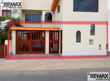Departamento · 95m² · 2 Dormitorios · 1 Estacionamiento · Venta de Departamento Mas Cochera en Sjm Frente a Parque - 1er Piso