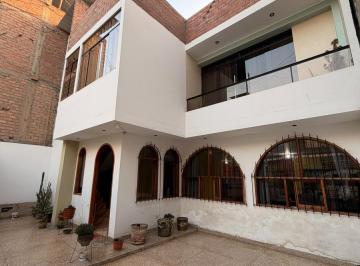 Casa · 300m² · 6 Dormitorios · 2 Estacionamientos · San Martín de Porres – Venta Casa de 200 m² con 6 Dorm. y Cochera Para 2 Vehículos