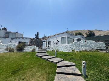 Casa · 1000m² · 5 Dormitorios · 3 Estacionamientos · Casa de 1,000 m² en La Molina, Ideal Para Quienes Buscan Amplitud, Seguridad y Confort.