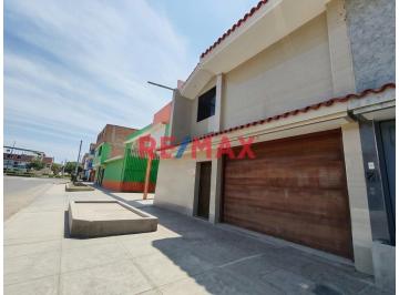 Casa · 272m² · 4 Dormitorios · 1 Estacionamiento · Casa de Estreno en Av Loreto – Zona Altamente Comercial