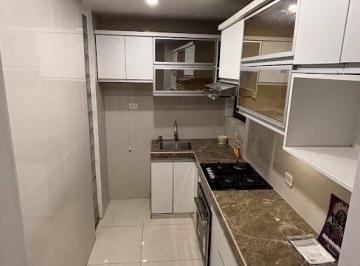 - Sala comedor
-Cocina empotrada con horno y campana extractora, balón de gas. 
 · Alquilo Departamento - Ubicación Privilegiada en La Perla - Ideal Para Pareja