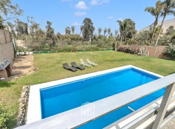 Piscina y jardín con vista · Casa en La Planicie
