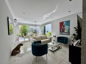 Casa · 212m² · 3 Dormitorios · 2 Estacionamientos · Casa en Condominio Moderno en Venta