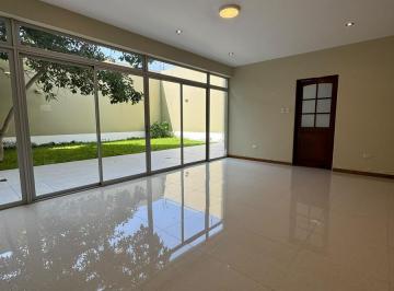 Casa · 450m² · 4 Dormitorios · 2 Estacionamientos · Casa en Alquiler en Urb Alameda del Golf