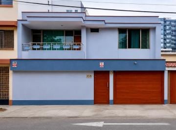 Casa · 365m² · 8 Dormitorios · 1 Estacionamiento · Se Vende Amplia Casa 284 m² en Zona Céntrica de San Miguel