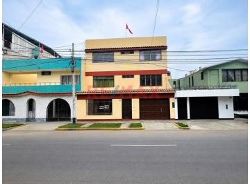 Casa · 515m² · 9 Dormitorios · 1 Estacionamiento · Exclusiva Casa en Venta Frente a Parque – Urb. Las Quintanas | Trujillo