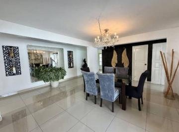 Casa de 7 habitaciones, Lima · Casa en Venta en El Sol de La Molina | 1,160 m² de Terreno | 2 Piscinas | Amplios Jardines