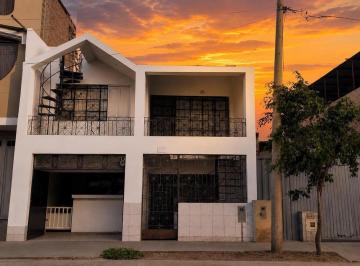 Casa · 291m² · 9 Dormitorios · 1 Estacionamiento · Se Vende Casa en Av Ideal Para Vivienda o Inversion - 140 m²