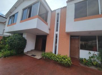 Casa · 300m² · 4 Dormitorios · 2 Estacionamientos · Casa en Higuereta