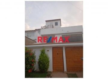 Departamento · 69m² · 3 Dormitorios · 1 Estacionamiento · Casa en Venta en Chorrillos 3 Pisos con Terraza Ideal Para Familia o Inversión