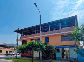 Casa · 459m² · 6 Dormitorios · 4 Estacionamientos · Se Vende Casa de Dos Pisos, en Esquina a Precio de Terreno - Villa Maria del Triunfo