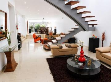 Casa · 180m² · 5 Dormitorios · 2 Estacionamientos · Alquiler de Casa con Piscina y 2 Cocheras