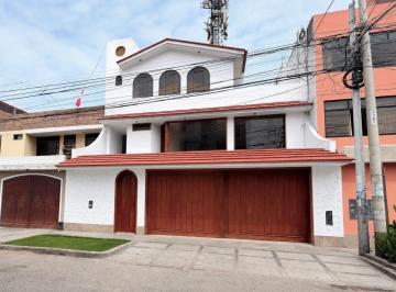 Casa de 8 habitaciones, Trujillo · Casa 3 Pisos en Venta Urb. La Arboleda