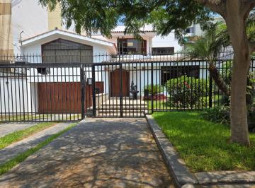 Casa · 389m² · 3 Dormitorios · 4 Estacionamientos · Hermosa Casa con Ascensor en Monterrico