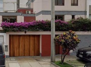 Casa · 262m² · 7 Dormitorios · 1 Estacionamiento · Se Vende Casa de 3 Pisos de 7 Habitaciones 1 Cochera en La Aurora - Miraflores