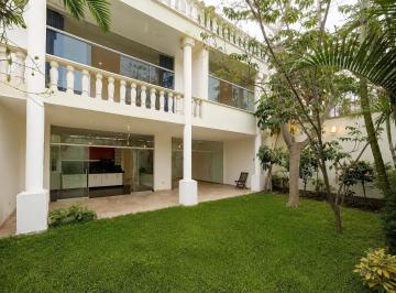 Casa · 350m² · 4 Dormitorios · 3 Estacionamientos · Casa en Alquiler en San Isidro| Amplio Jardin | 350 m²