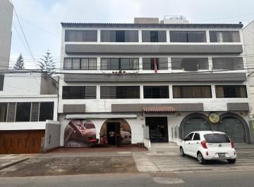 Local comercial · 136m² · 2 Estacionamientos · Alquiler de Local Comercial en El Límite de Barranco y Miraflores | 136 m² | Puerta a Calle